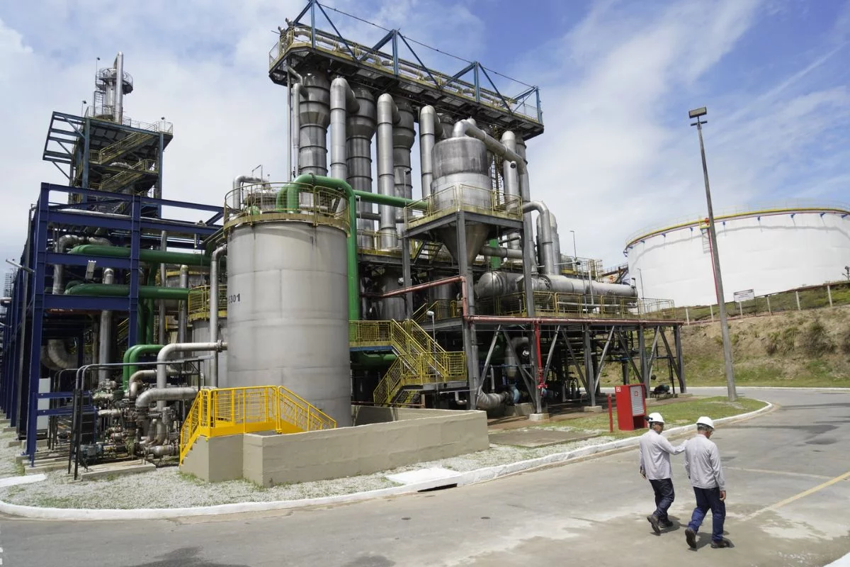 Imagem ilustrativa de refinaria e instalações industriais com risco de atmosferas explosivas