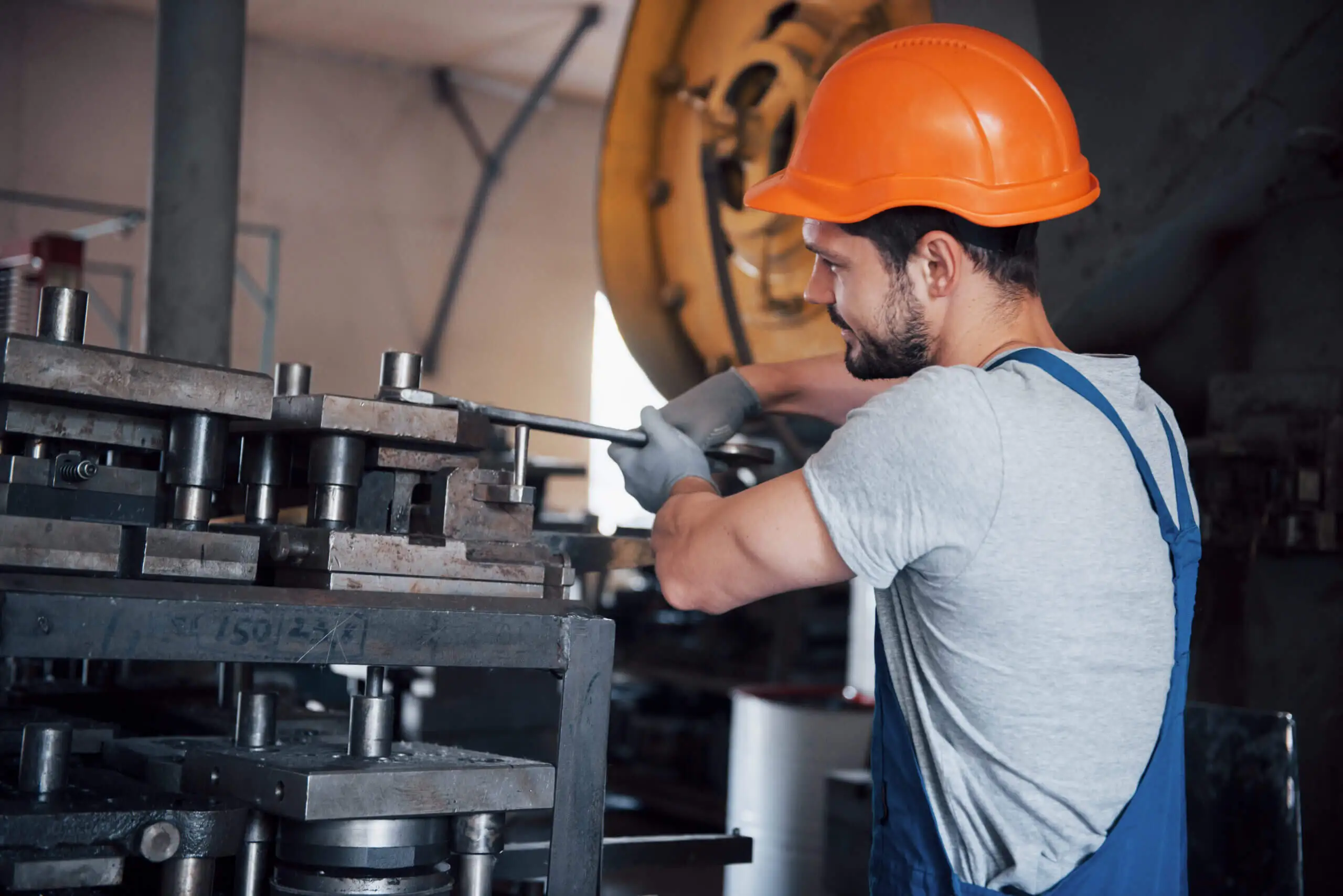 Imagem ilustrativa de segurança na operação de máquinas e equipamentos industriais NR-12
